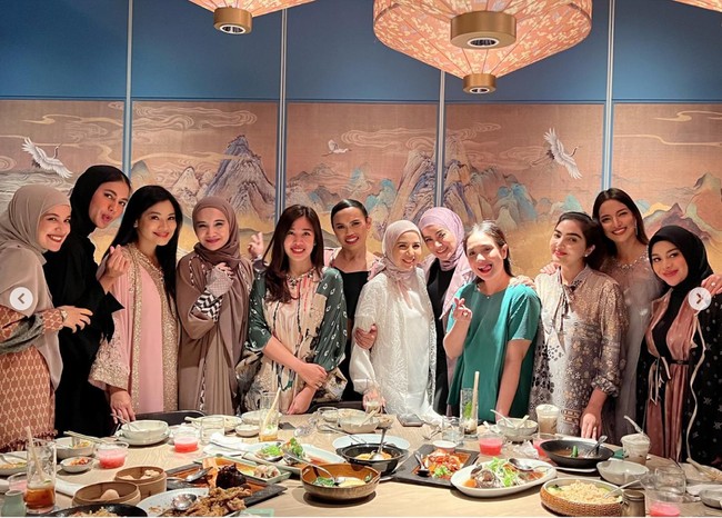 Istri Raffi Ahmad, Nagita Slavina juga tampak hadir dan ikut berbuka puasa bersama. Penampilan sederhana dan simpel dari Nagita Slavina pun berhasil mencuri atensi. Foto: Instagram/@titi_kamall