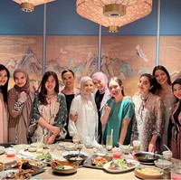 Istri Raffi Ahmad, Nagita Slavina juga tampak hadir dan ikut berbuka puasa bersama. Penampilan sederhana dan simpel dari Nagita Slavina pun berhasil mencuri atensi. Foto: Instagram/@titi_kamall