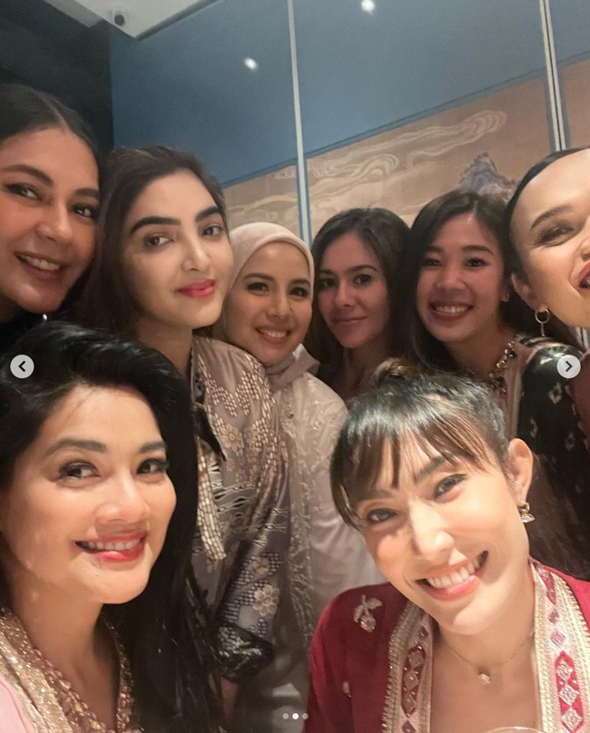 Begini potret geng cendol saat melakukan wefie bersama-sama. Meski dengan pulasan makeup simpel, para anggota geng tersebut tetap terlihat cantik. Foto: Instagram/@mrsayudewi