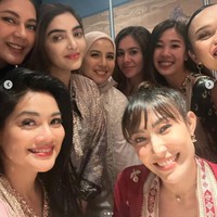 Begini potret geng cendol saat melakukan wefie bersama-sama. Meski dengan pulasan makeup simpel, para anggota geng tersebut tetap terlihat cantik. Foto: Instagram/@mrsayudewi