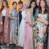 Wulan guritno dan Ayu Dewi tampak mengenakan outer panjang bermotif, sementara Ashanaty, Tya Ariestya dan Titi Kamal mengenakan gamis dan kaftan. Foto: Instagram/@ashanty_ash