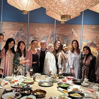 Geng cendol yang berisikan Nagita Slavina, Nia Ramadhani, Ashanty, Paula Verhoeven, Aurel Hermansyah, Titi Kamal, dan beberapa lainnya beberapa waktu lalu tampak mengadakan acara buka puasa bersama. Digelar di sebuah restoran, para anggota yang hadir tampak mengenakan busana muslim dengan warna yang beragam. Foto: Instagram