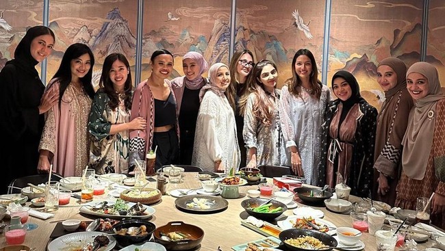 Geng cendol yang berisikan Nagita Slavina, Nia Ramadhani, Ashanty, Paula Verhoeven, Aurel Hermansyah, Titi Kamal, dan beberapa lainnya beberapa waktu lalu tampak mengadakan acara buka puasa bersama. Digelar di sebuah restoran, para anggota yang hadir tampak mengenakan busana muslim dengan warna yang beragam. Foto: Instagram
