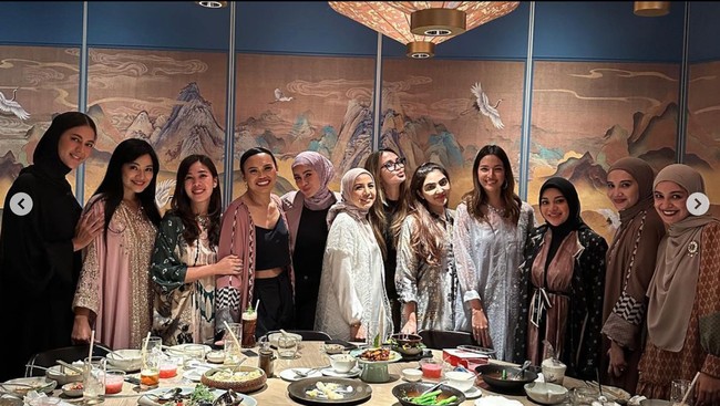Kegiatan geng cendol yang berisikan para artis cantik tanah air selalu berhasil mencuri atensi. Baru-baru ini geng yang berisikan Nia Ramadhani, Nagita Slavina, Paula Verhoeven, Ashanty, Aurel Hermansyah, Wulan Guritno, dan beberapa artis ternama lainnya itu tampak mengadakan acara buka puasa bersama. Foto: Instagram/@ashanty_ash