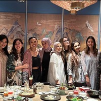 Kegiatan geng cendol yang berisikan para artis cantik tanah air selalu berhasil mencuri atensi. Baru-baru ini geng yang berisikan Nia Ramadhani, Nagita Slavina, Paula Verhoeven, Ashanty, Aurel Hermansyah, Wulan Guritno, dan beberapa artis ternama lainnya itu tampak mengadakan acara buka puasa bersama. Foto: Instagram/@ashanty_ash