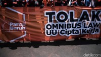 Demo berlangsung tertib. Massa mulai berkumpul di depan gedung DPR RI, Selasa (11/04/2022), pukul 11.53 WIB.