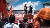 Orator berorasi dari atas mobil komando.