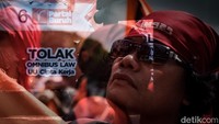 Massa Partai Buruh demo di depan gedung DPR, Jakarta.