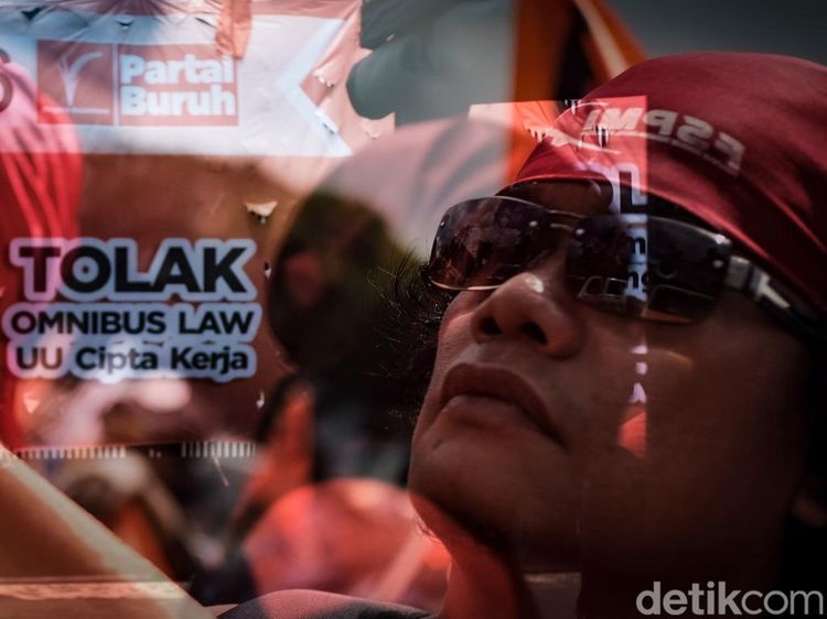 Massa Partai Buruh Geruduk Gedung DPR, Tolak Omnibus Law Cipta Kerja