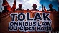 Massa membawa spanduk tuntutan.