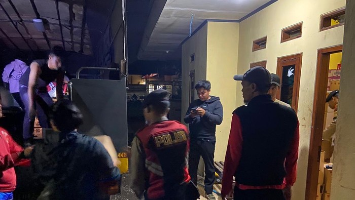 Gudang miras di Sukabumi.