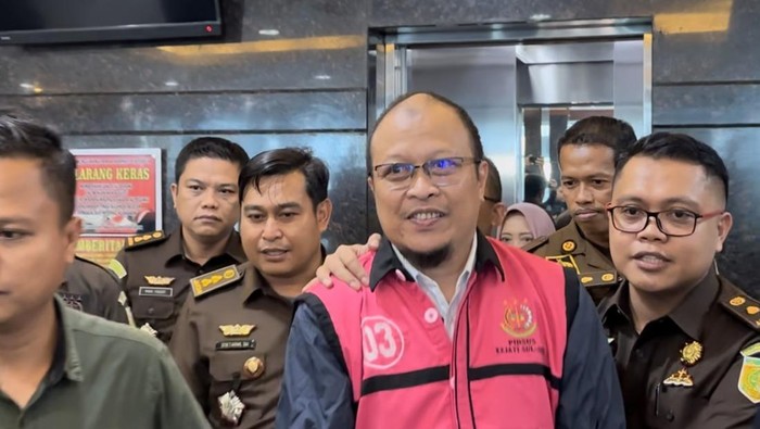 Haris Yasin Limpo berompi warna pink saat ditahan Kejati Sulsel.