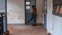 Bahkan sekolah-sekolah pun turut terdampak. Debu sampai masuk ke dalam ruangan kelas. Kondisi ini diketahui sudah terjadi selama berbulan-bulan.