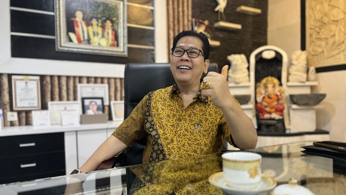 Pengamat Ekonomi Undiknas I Gede Sri Darma memprediksi Bali kehilangan potensi ekonomi 1-2 persen dari pembatalan Piala Dunia U-20 dan WBG.