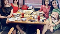 Kali ini adalah momen Iis Dahlia saat makan di Restoran Chinese Food. Tak hanya sendiri, ia ditemani dengan Kristina. Foto: Instagram @isdadahlia
