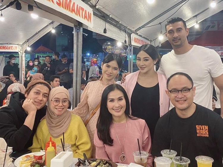 Serunya Kulineran Iis Dahlia dengan Keluarga dan Teman Artis