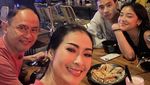 Serunya Kulineran Iis Dahlia dengan Keluarga dan Teman Artis