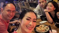 Iis Dahlia termasuk orang yang sering membagikan kebersamaannya dengan keluarga. Momen akan malam bersama sang suami dan Devano ini pun mejeng di Instagramnya. Foto: Instagram @isdadahlia