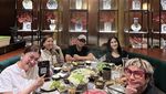 Serunya Kulineran Iis Dahlia dengan Keluarga dan Teman Artis