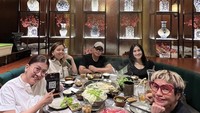 Tak hanya bersama keluarga, ada juga kebersamaannya dengan genk sosialitanya. Seperti momen menikmati shabu-shabu di restoran ini. Foto: Instagram @isdadahlia