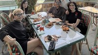 Tak sengaja bertemu dengan sahabatnya, Iis Dahlia langsung ajak nongkrong untuk ngopi sambil menikmati pastry. Foto: Instagram @isdadahlia
