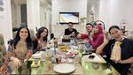 Serunya Kulineran Iis Dahlia dengan Keluarga dan Teman Artis