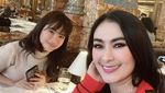 Serunya Kulineran Iis Dahlia dengan Keluarga dan Teman Artis