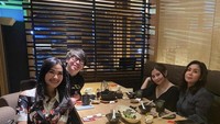 Selain itu, Ibunda Devano ini juga mengenal aktris Prilly Latuconsina. Ini momennya saat mereka makan bersama di restoran. Foto: Instagram @isdadahlia
