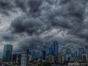 Ramai Jabodetabek Dihantam Garis Badai saat Malam Tahun Baru, BMKG Buka Suara
