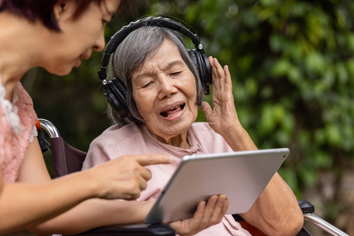 Ilustrasi lansia mendengarkan musik, ilustrasi musik, ilustrasi lagu, ilustrasi headphone, ilustrasi santai, ilustrasi relaksasi, ilustrasi me time