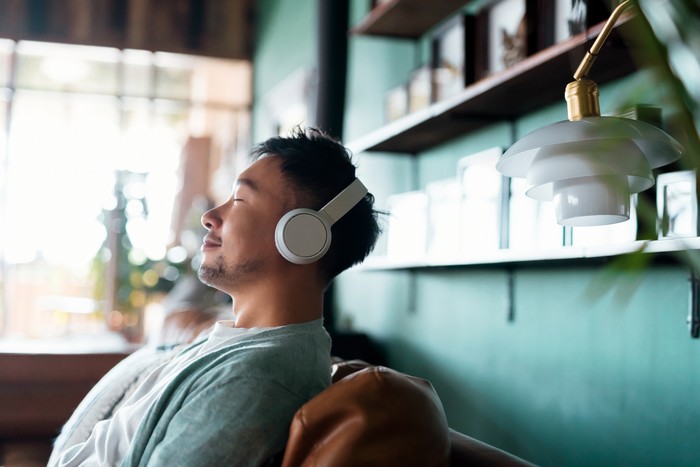 Ilustrasi mendengarkan musik, ilustrasi musik, ilustrasi lagu, ilustrasi headphone, ilustrasi santai, ilustrasi relaksasi, ilustrasi me time