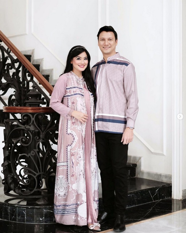 Namun Titi Kamal dan Christian Sugiono kini diterpa isu selingkuh. Pasangan artis itu pun dikabarkan tengah pisah rumah. Foto: Dok. Instagram @vanillahijab.