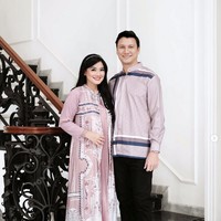 Namun Titi Kamal dan Christian Sugiono kini diterpa isu selingkuh. Pasangan artis itu pun dikabarkan tengah pisah rumah. Foto: Dok. Instagram @vanillahijab.