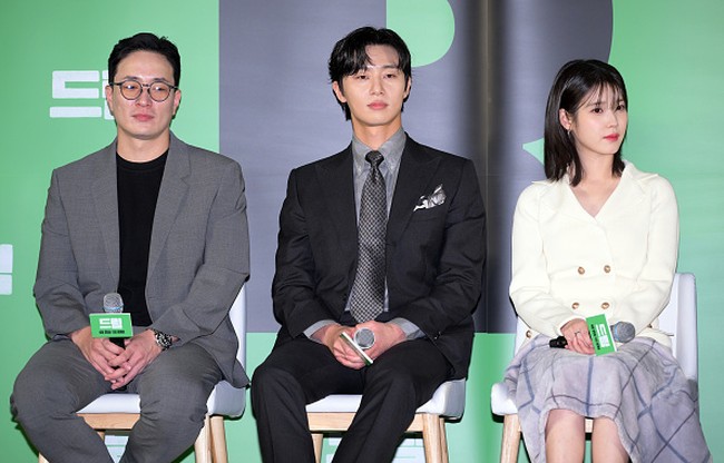 Dalam kesempatan itu, IU juga tampil dengan potongan rambut pendek setelah sekian lama. Wajahnya terlihat semakin bulat mengingatkan netizen Korea dengan penampilannya saat remaja. Foto: WireImage/Han Myung-Gu