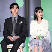 Dalam kesempatan itu, IU juga tampil dengan potongan rambut pendek setelah sekian lama. Wajahnya terlihat semakin bulat mengingatkan netizen Korea dengan penampilannya saat remaja. Foto: WireImage/Han Myung-Gu