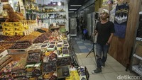 Salah satunya toko kurma Nina Mandiri, menjual makanan khas Ramadan ini menjadi berkah tersendiri karena pembelinya kian meningkat.