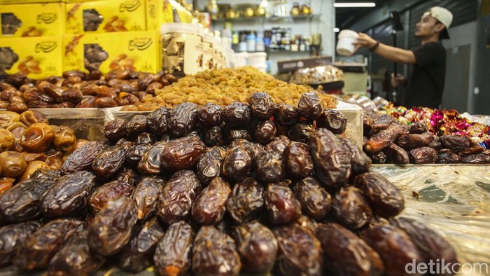 Pedagang kurma di Thamrin City, Jakarta, juga memasarkan dagangannya secara online. Hasilnya penjualan kurma meningkat tajam.