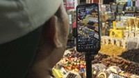 Pedagang memasarkan kurma secara online di Thamrin City, Jakarta, Selasa (11/3/2023).