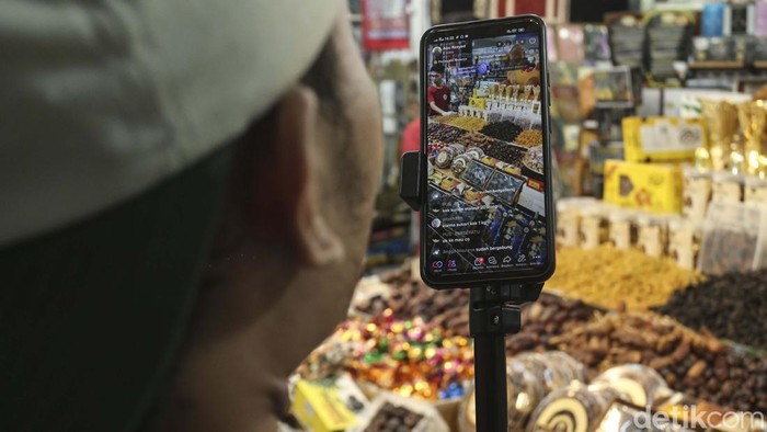 Pedagang kurma di Thamrin City, Jakarta, juga memasarkan dagangannya secara online. Hasilnya penjualan kurma meningkat tajam.