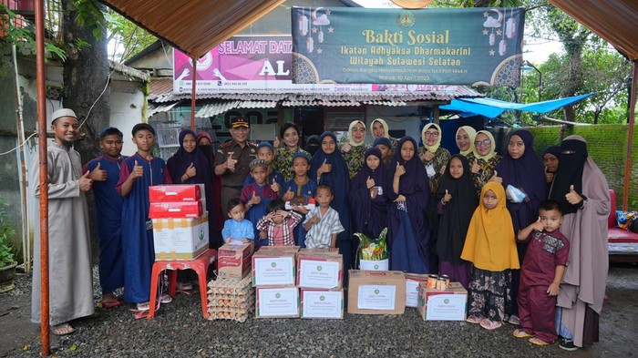 Kajati Sulsel Leonard Eben Ezer Simanjuntak dan istrinya, Ketua IAD wilayah Sulsel Friska Leonard Simanjuntak memberi santunan ke anak yatim di Kabupaten Maros.