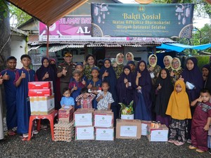 Kajati Sulsel Leonard Eben Ezer dan Istri Santuni Anak Yatim di Maros