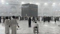 Hujan beberapa waktu lalu mengguyur Makkah. Namun, jemaah tetap melakukan ibadah tawaf Foto: Haramain Sharifain