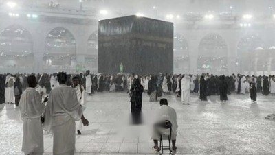 Suasana Kakbah Diguyur Hujan