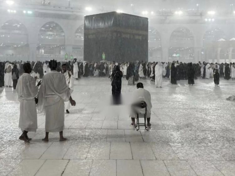 Suasana Kakbah Diguyur Hujan