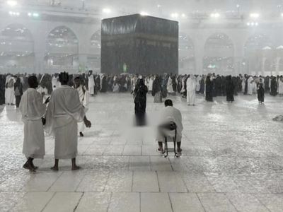 Suasana Kakbah Diguyur Hujan