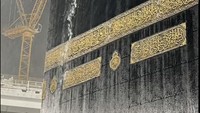 Air mengucur deras dari talang emas di atap Kabah. Foto: Haramain Sharifain