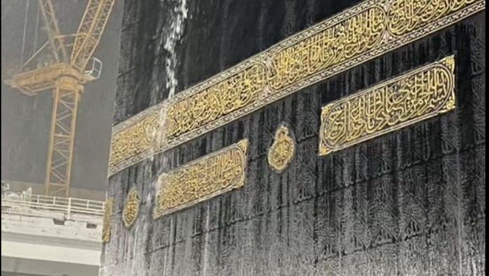 Kakbah Diguyur Hujan