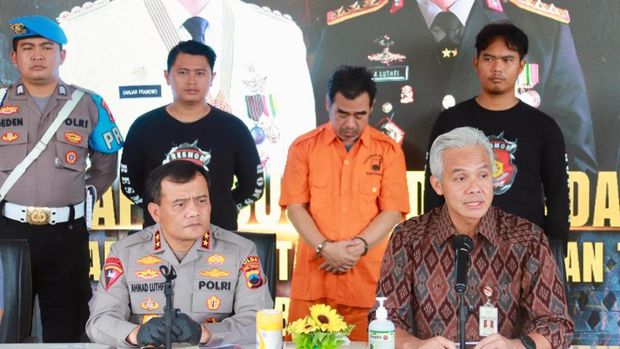 Kapolda Jateng Irjen Ahmad Luthfi dan Gubernur Jawa Tengah Ganjar memberikan keterangan saat rilis kasus pencabulan di Mapolres Batang, Selasa (11/4/2023).
