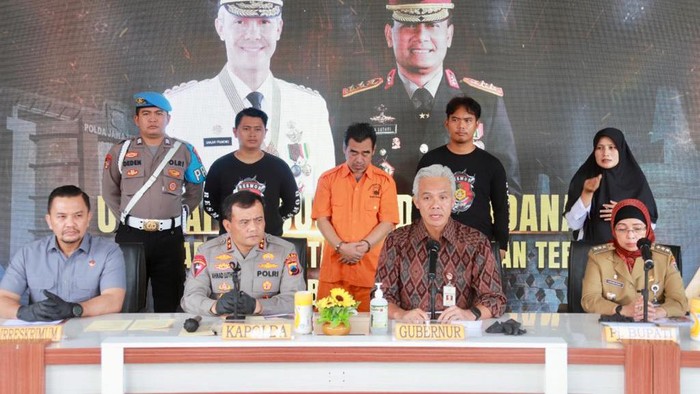 Kapolda Jateng Irjen Ahmad Luthfi dan Gubernur Jawa Tengah Ganjar memberikan keterangan saat rilis kasus pencabulan di Mapolres Batang, Selasa (11/4/2023).