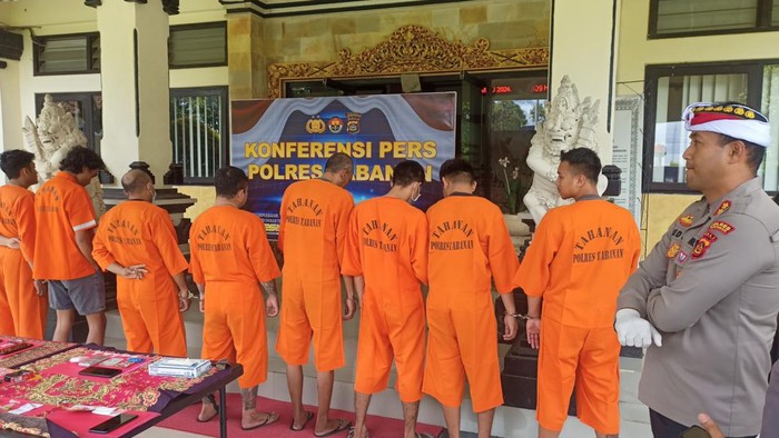 Kapolres Tabanan AKBP Leo Dedy Defretes (paling kanan) saat pers rilis kasus narkoba dengan sembilan tersangka, Selasa (11/4/2024).